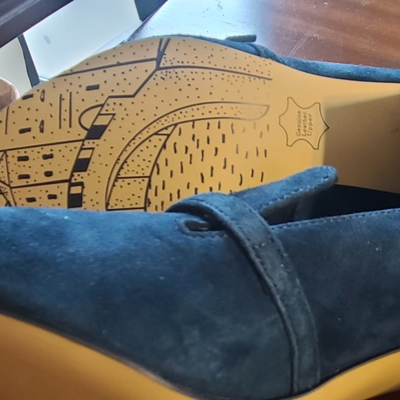 Bella Vista shoes printing is only in one of the shoe's bottom - Picture 5 of 9